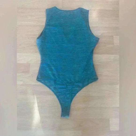 Le Lis Bodysuit NWOT size M. Super cute teal pattern 💗💗 - Picture 3 of 3
